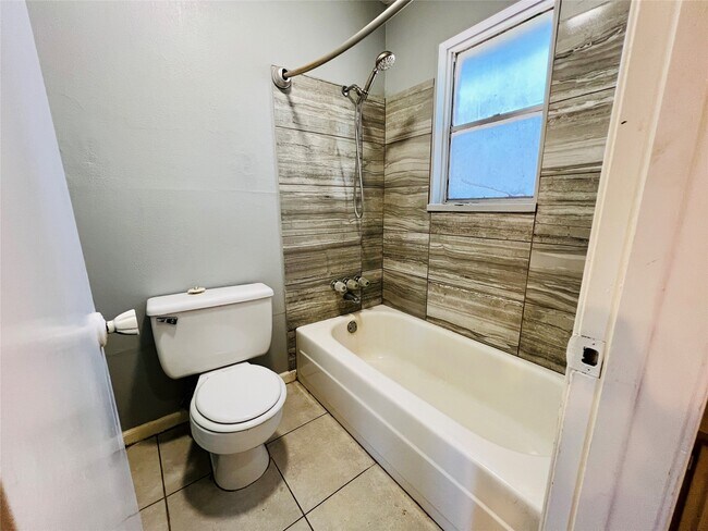 Building Photo - 422 Gamewood Dr