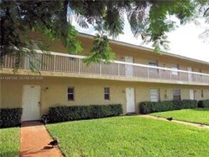 Building Photo - 10165 Twin Lakes Dr