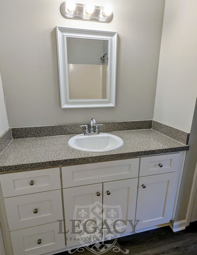 Building Photo - 736 Holder Dr