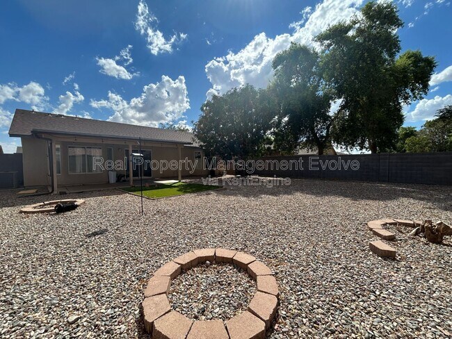 Building Photo - 4926 E Whitehall Dr