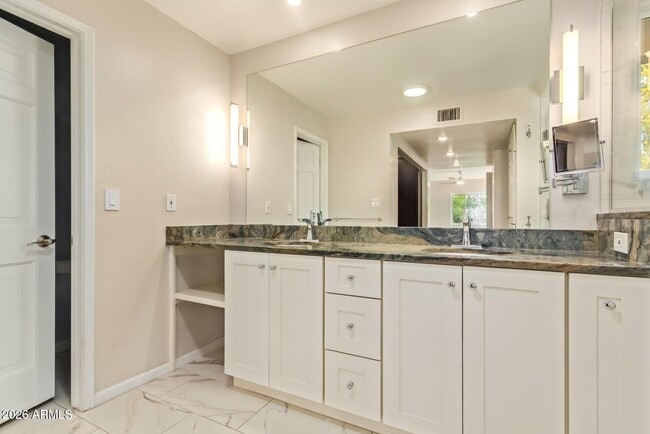 Building Photo - 5730 N Scottsdale Rd