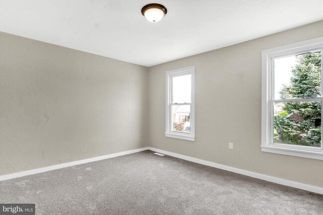 Building Photo - 3 Bedroom Home with High Ceilings & Natural Light!