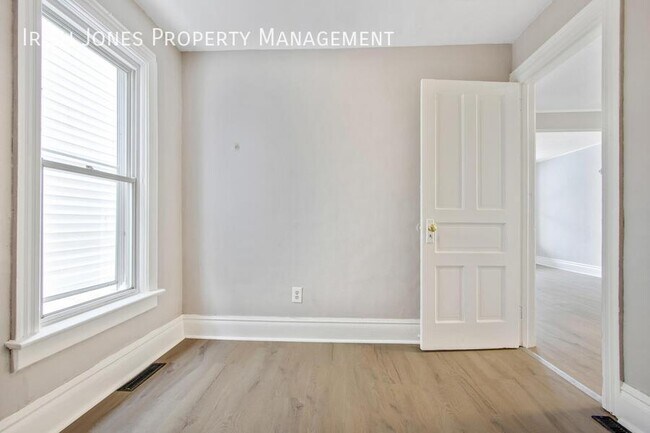 Building Photo - 105 Howell St