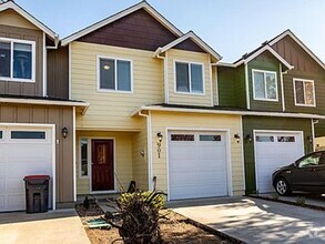 Building Photo - Beautiful 2 Story Townhome in Central Point