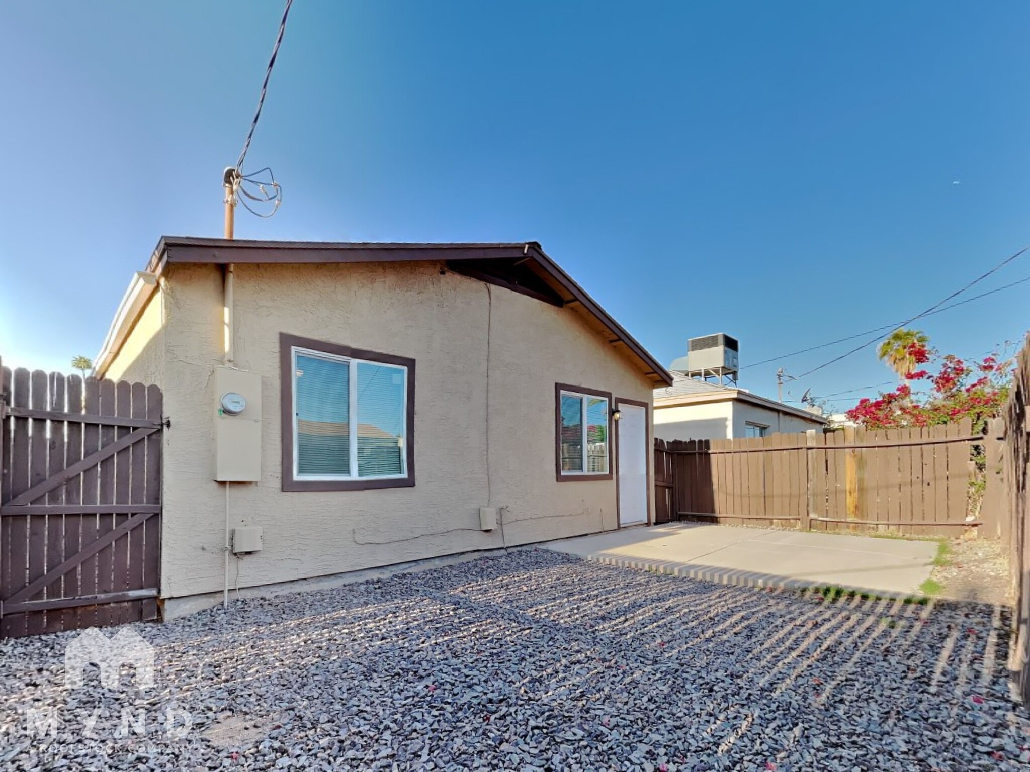 Building Photo - 548 E Royal Palms Dr