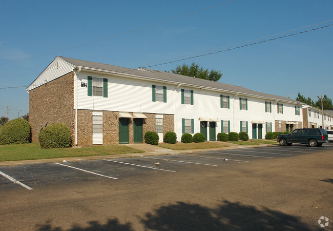 Building Photo - Hunter Oaks Apartments