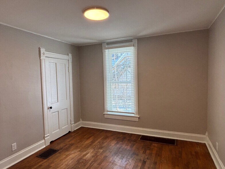 Building Photo - 402 E Elm St