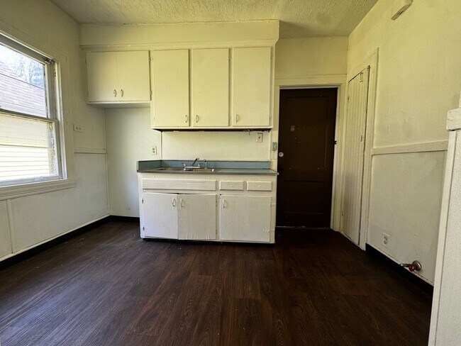 Building Photo - 12633 Edmonton Ave