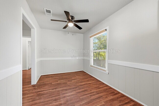 Building Photo - 1006 W Texas St