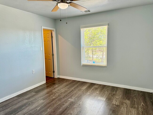 Building Photo - 2618 Creekview Dr
