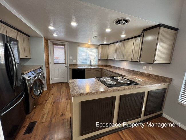 Building Photo - Beautiful Townhouse in Aurora's Mission Vi...