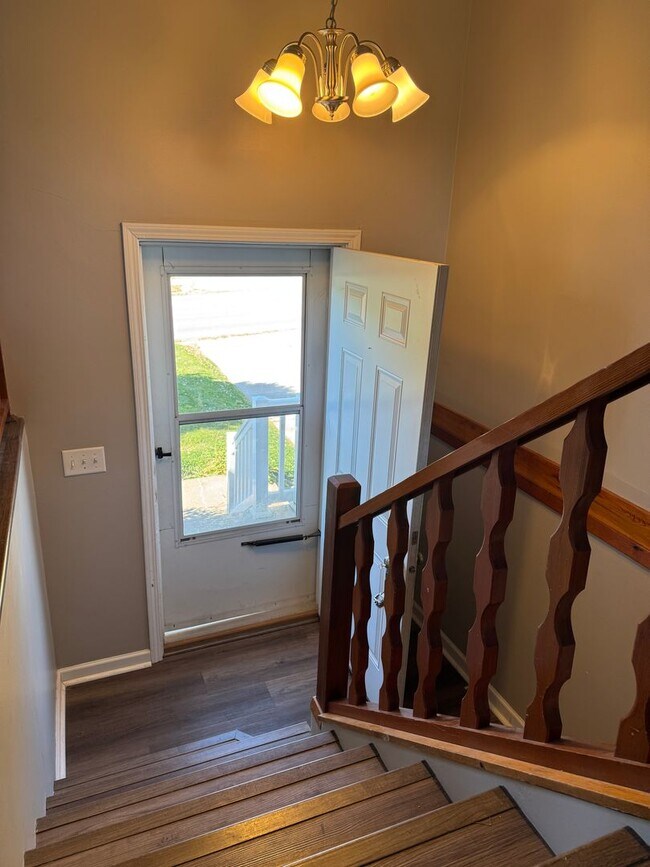 Building Photo - Bright and spacious split-entry home with a finished lower level, large yard, and plenty of updates!