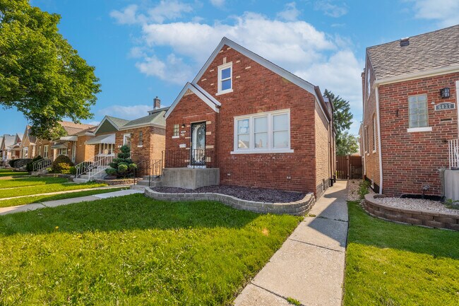 Building Photo - 6835 S Komensky Ave