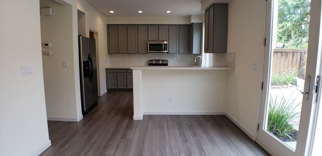 Building Photo - Spectacular 4 bedroom, 2.5 bath home on private lane