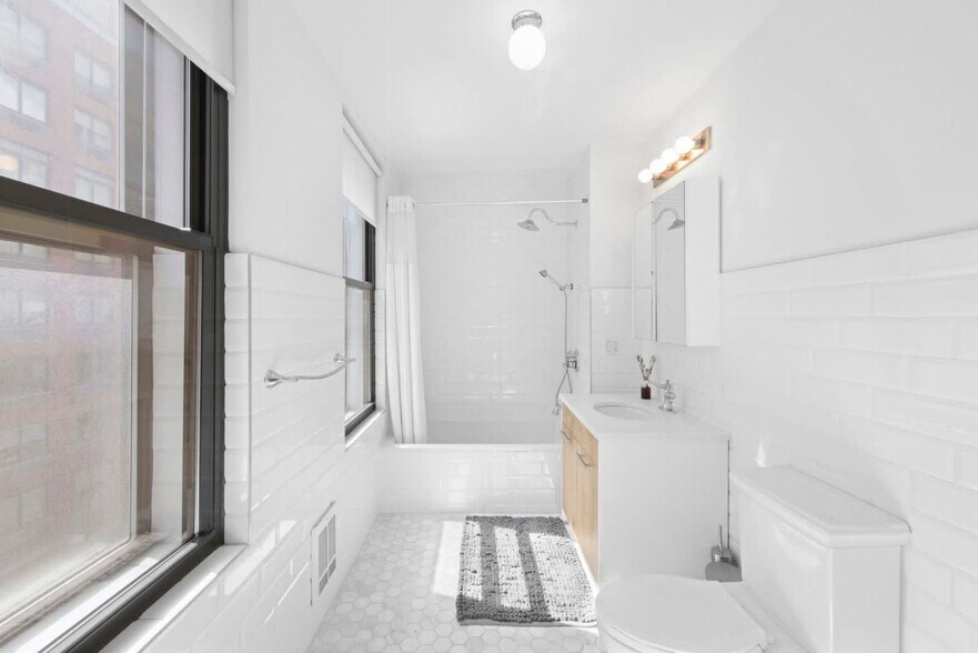 Building Photo - 519 W 45th St