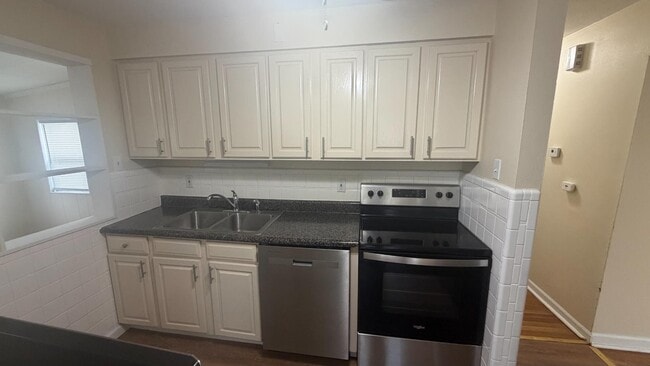 Building Photo - 1410 Akron Dr