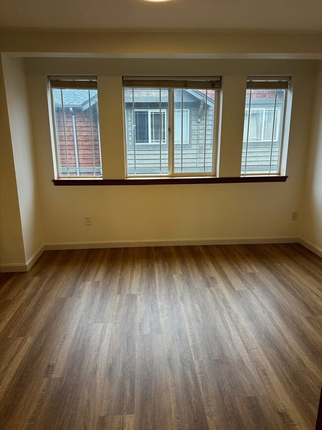 Building Photo - Appealing 2 bed / 1.5 bath townhouse in Greenwood/N Seattle with new flooring