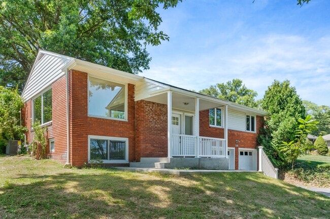 Building Photo - Beautifully Renovated 4 Bed/ 2 Bath with 2...