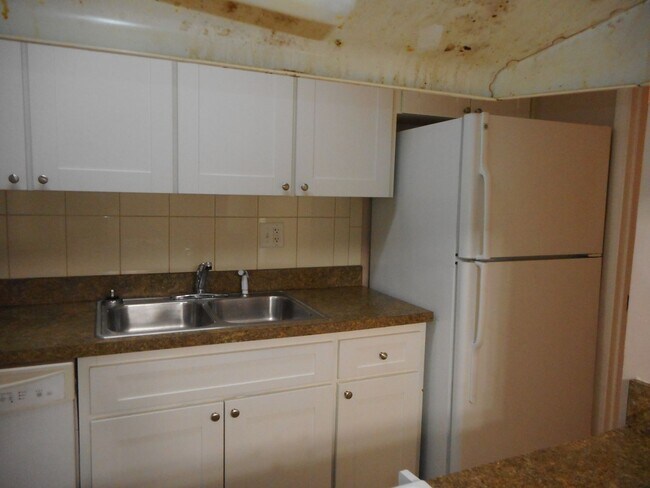 Building Photo - 661 NE 26th Ct