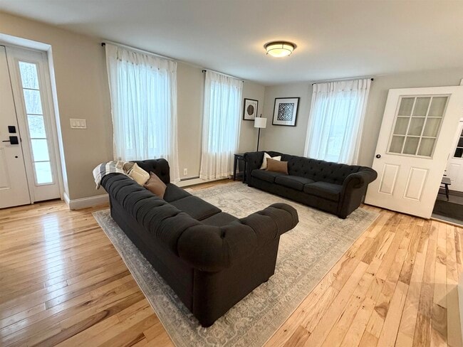 Building Photo - 395 Critchett Rd