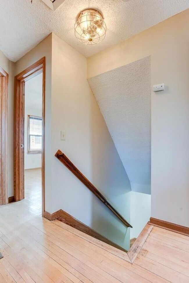 Building Photo - 6 bedroom 2 bathroom available 06/01/2026