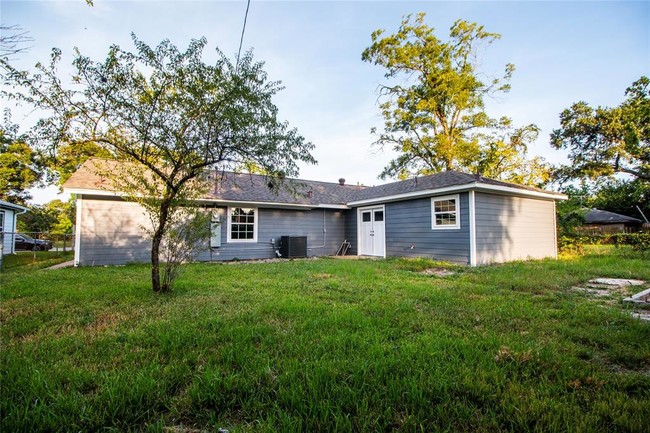 Building Photo - 1941 Lynnview Dr