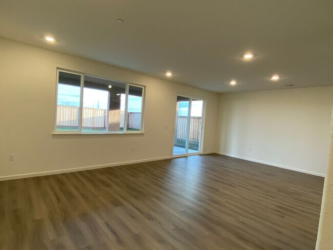 Building Photo - Available NOW - Beautiful and NEW 4 bed / 2 Bath