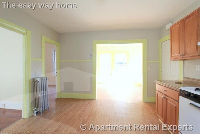 Building Photo - 569 Main St