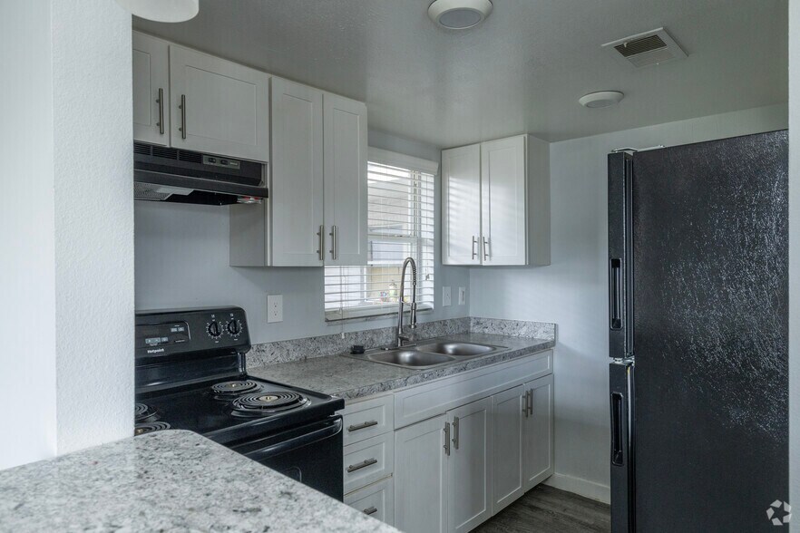 1BR, 1BA - 586SF - Kitchen - Azure East Owner LLC