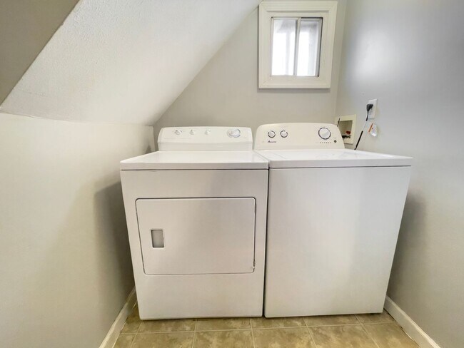 Building Photo - PRELEASING for AUGUST! Pet-Friendly 4BR Walk to Ball State, in unit Washer/dryer and hardwood flo...