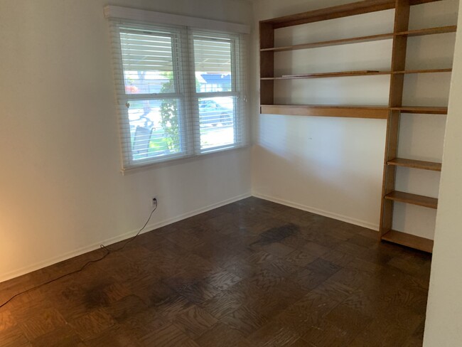 bedroom 2 - 5474 Berkeley Rd