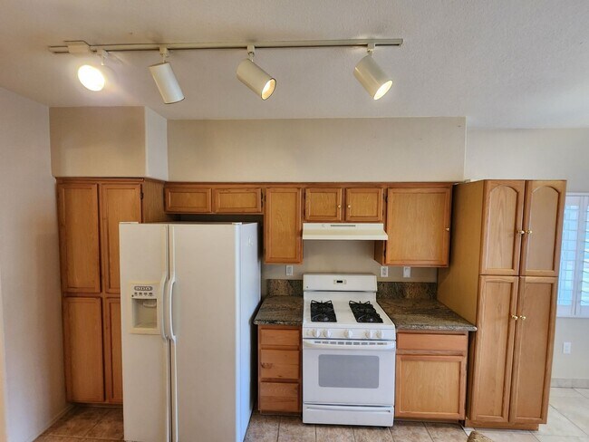 Building Photo - 1050 E Cactus Ave