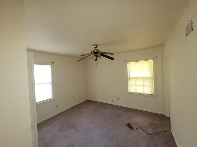 Building Photo - 3 bedroom 2 baths