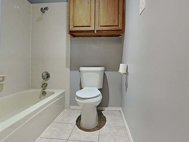 Building Photo - Spacious 3/2.5 Tudor Style Home!