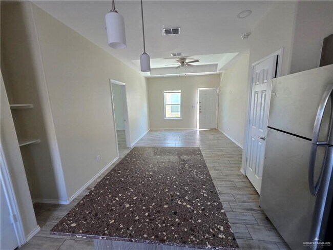 Building Photo - 5005 N Hiawatha Dr