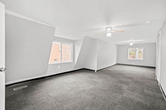 Building Photo - Stunning 3 bedroom home in McKees Rocks av...