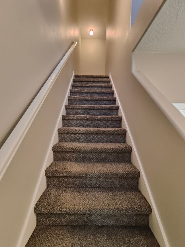 Building Photo - Spectacular 3-Bedroom Draper Townhouse with Garage