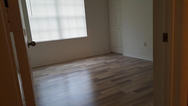 Building Photo - 559 SE Prescott Pl
