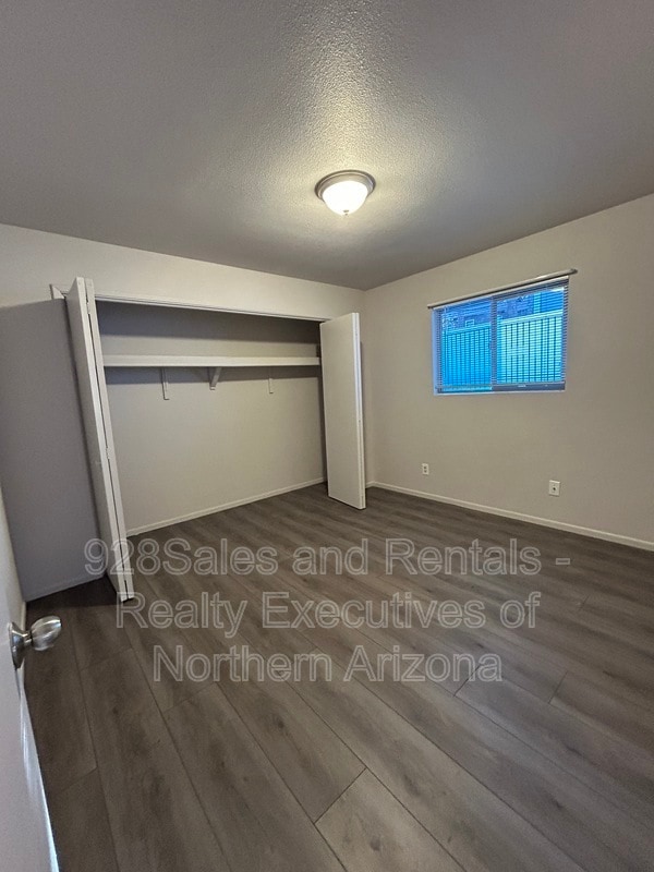 Building Photo - 906 W Summit Ave