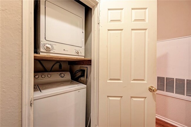 Building Photo - 914 W 26th St