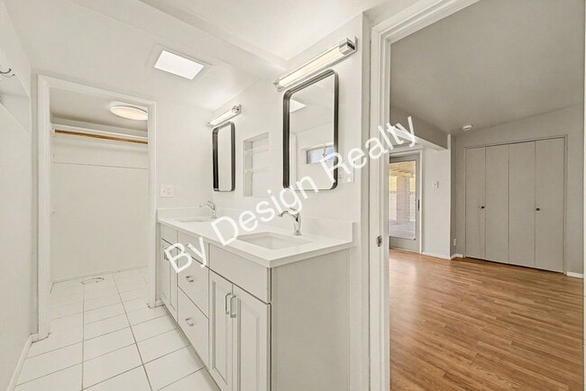 Building Photo - Mid Century Ranch Home on 2+ Acres with Private Pool - Mountain & City Views