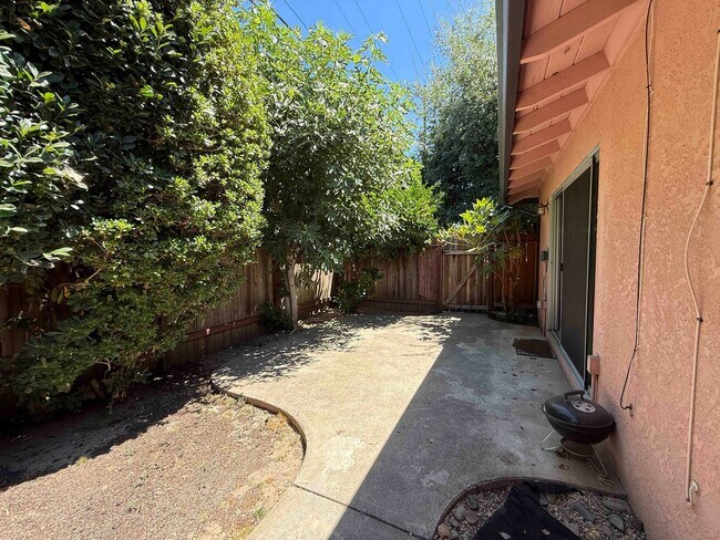 Building Photo - Great River Park 2 Bedroom