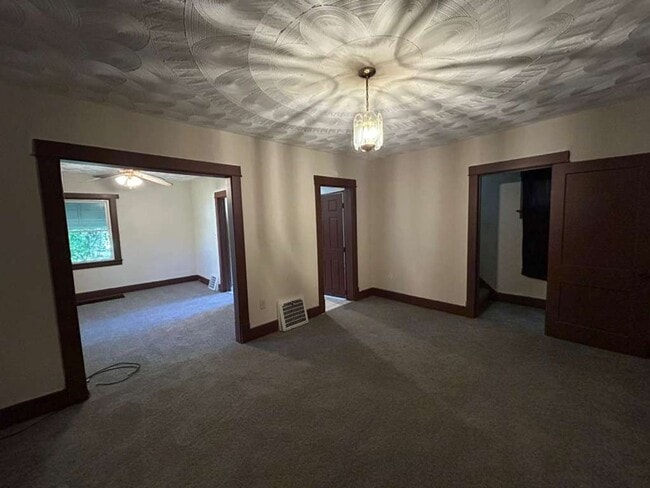 Building Photo - 377 Talbot Ave