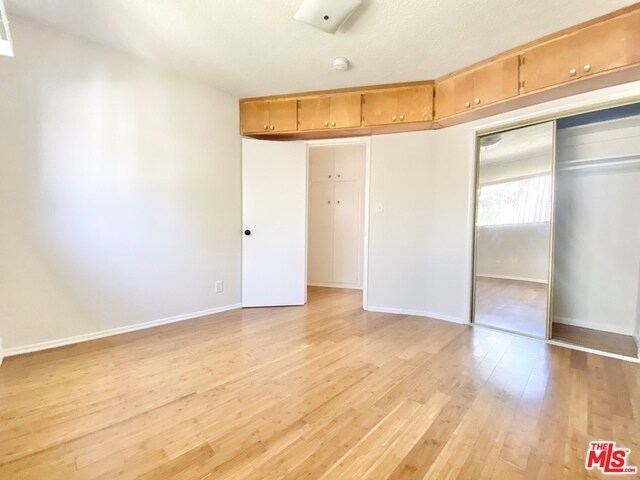 Building Photo - 2554 N Beachwood Dr