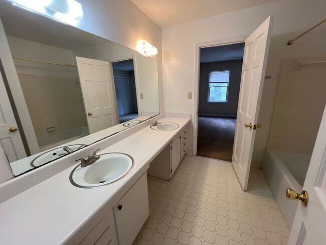 Building Photo - Williamsburg Townhomes