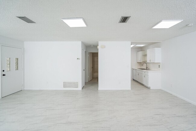 Building Photo - 494 Romano St