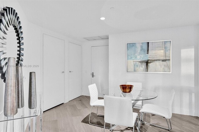 Building Photo - 1300 Brickell Bay Dr