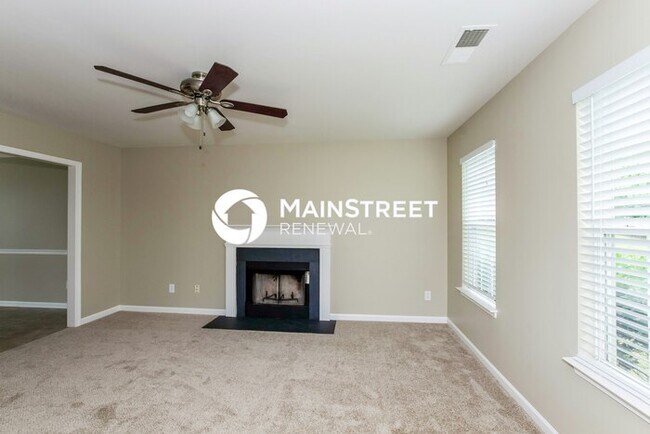 Building Photo - 3 Bedroom Pet-Friendly Home in Charlotte, NC with Main Street Renewal