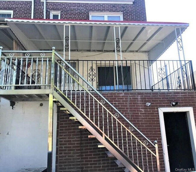 Building Photo - 1574 Paulding Ave