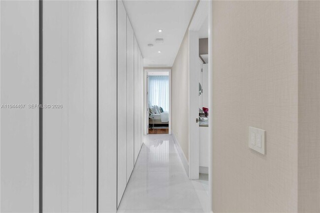 Building Photo - 18555 Collins Ave